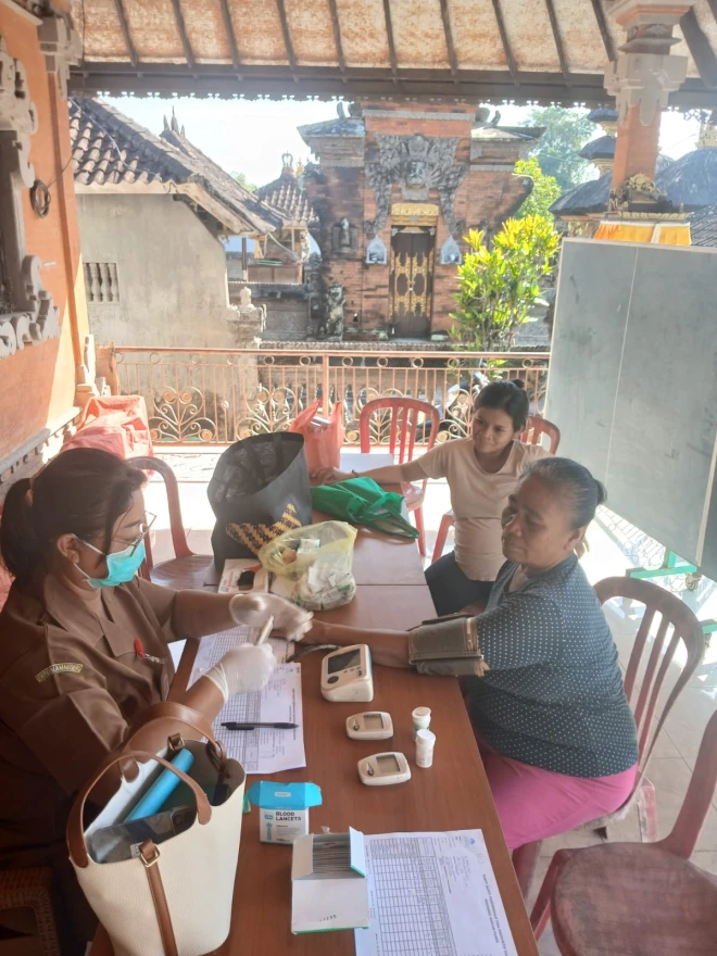 Penimbangan dan pengecekan kesehatan di Br. Pande