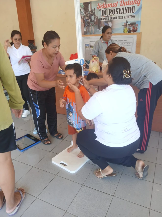 Penimbangan dan pengecekan kesehatan di Br. Dukuh 