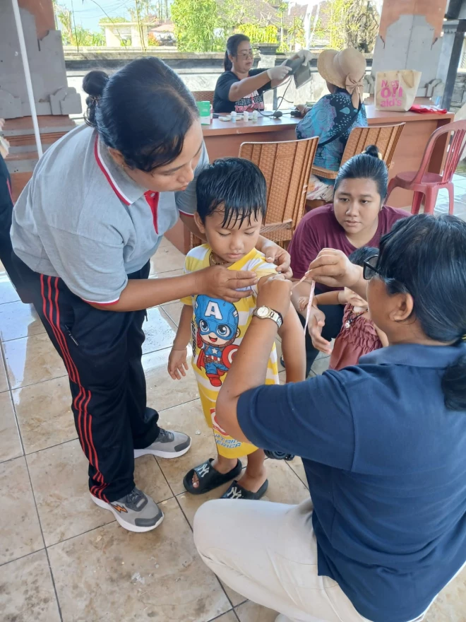 Penimbangan dan pengecekan kesehatan di Br. Dauh Jalan 