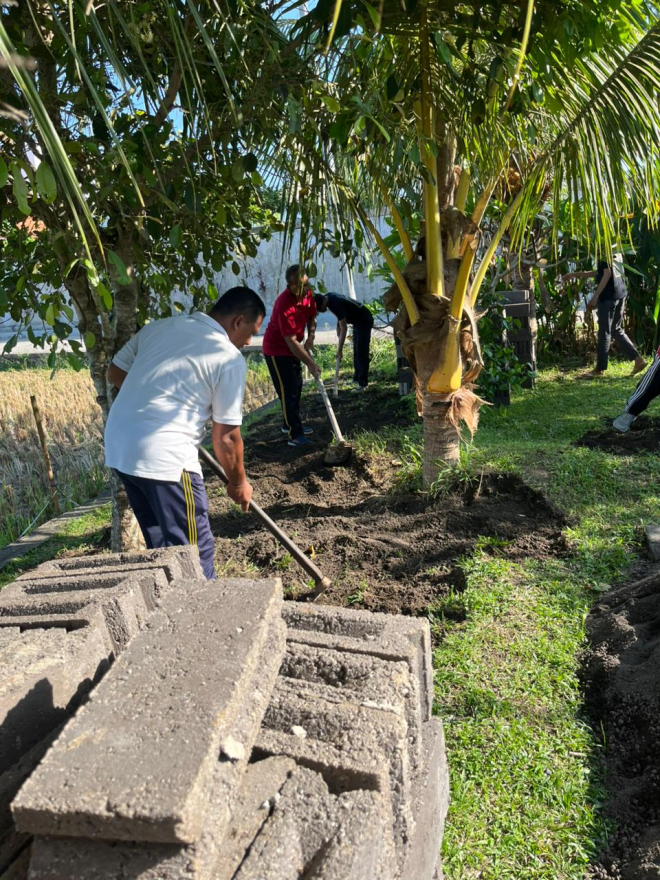 Kegiatan Penataan Halaman Kantor Desa