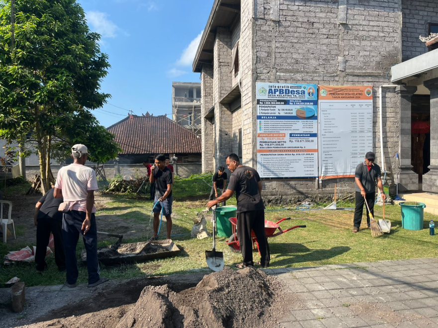 Kegiatan Bersih2 Dan Penataan Halaman Kantor Desa Kelating